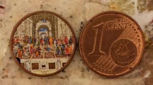 La Scuola di Atene di Raffaello a confronto con un centesimo di euro.